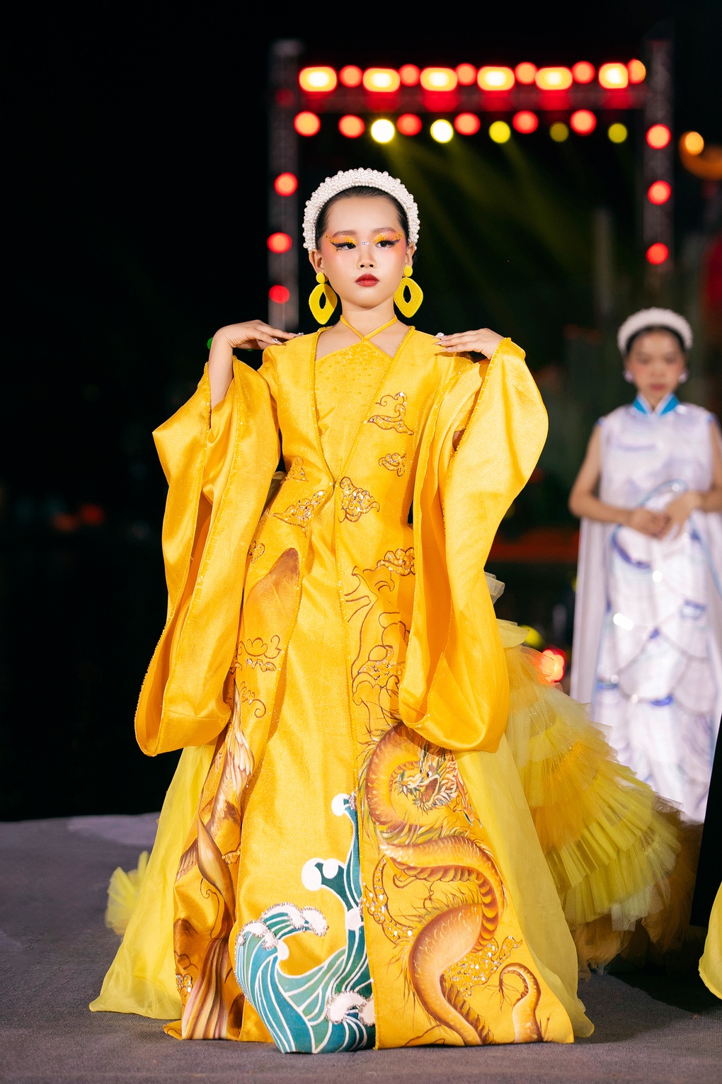 Mẫu nhí 7 tuổi hóa thân thành công chúa ở show thời trang Phố cổ Hoa Lư - 1 Mẫu nhí 7 tuổi hóa thân thành công chúa ở show thời trang Phố cổ Hoa Lư - 1