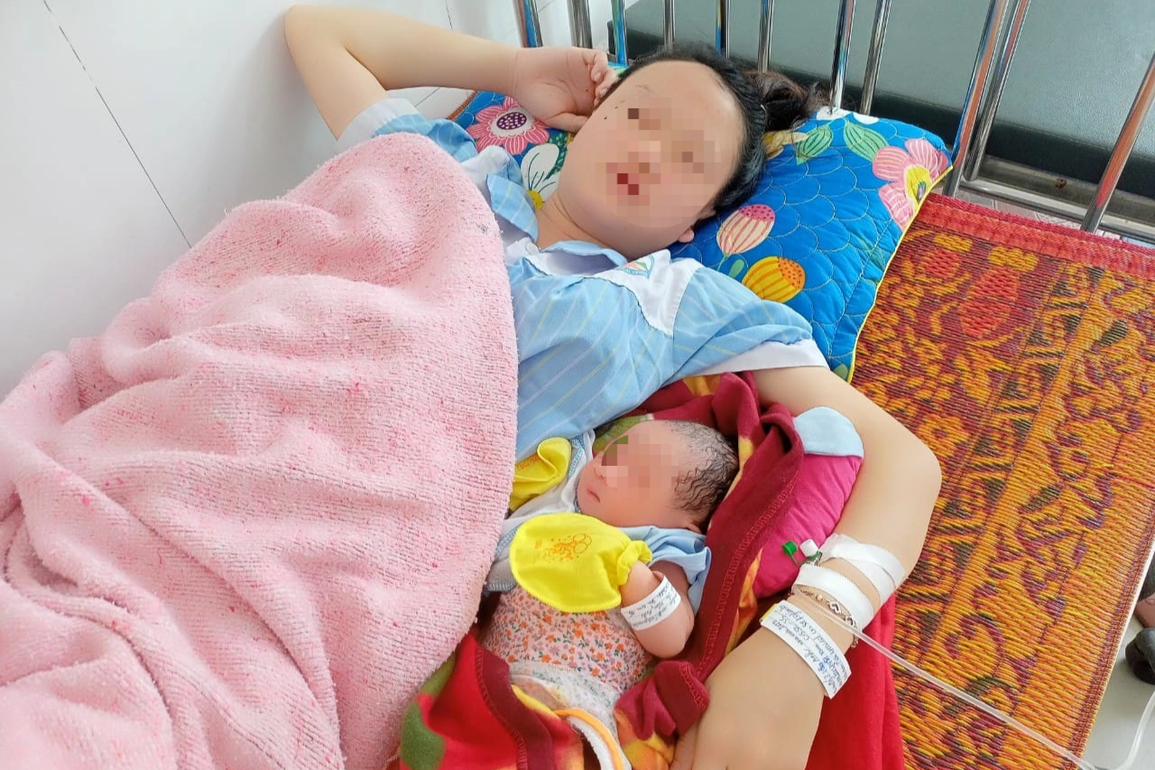 6 nhân viên y tế hiến máu, cứu sản phụ qua cơn nguy kịch - 2 6 nhân viên y tế hiến máu, cứu sản phụ qua cơn nguy kịch - 2