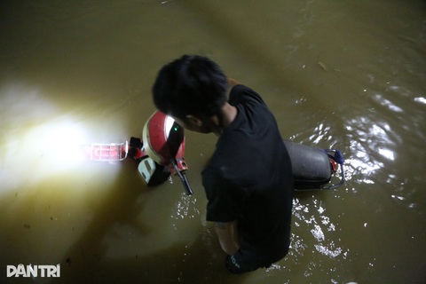 Rốn lũ Hàm Thắng ngập sâu, quốc lộ 1 tê liệt dù trời không mưa