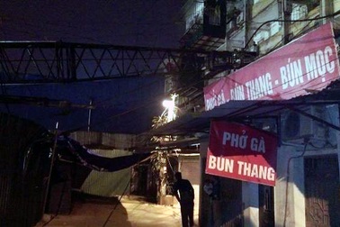 Hà Nội: Cần cẩu đổ sập xuống khu tập thể Giảng Võ