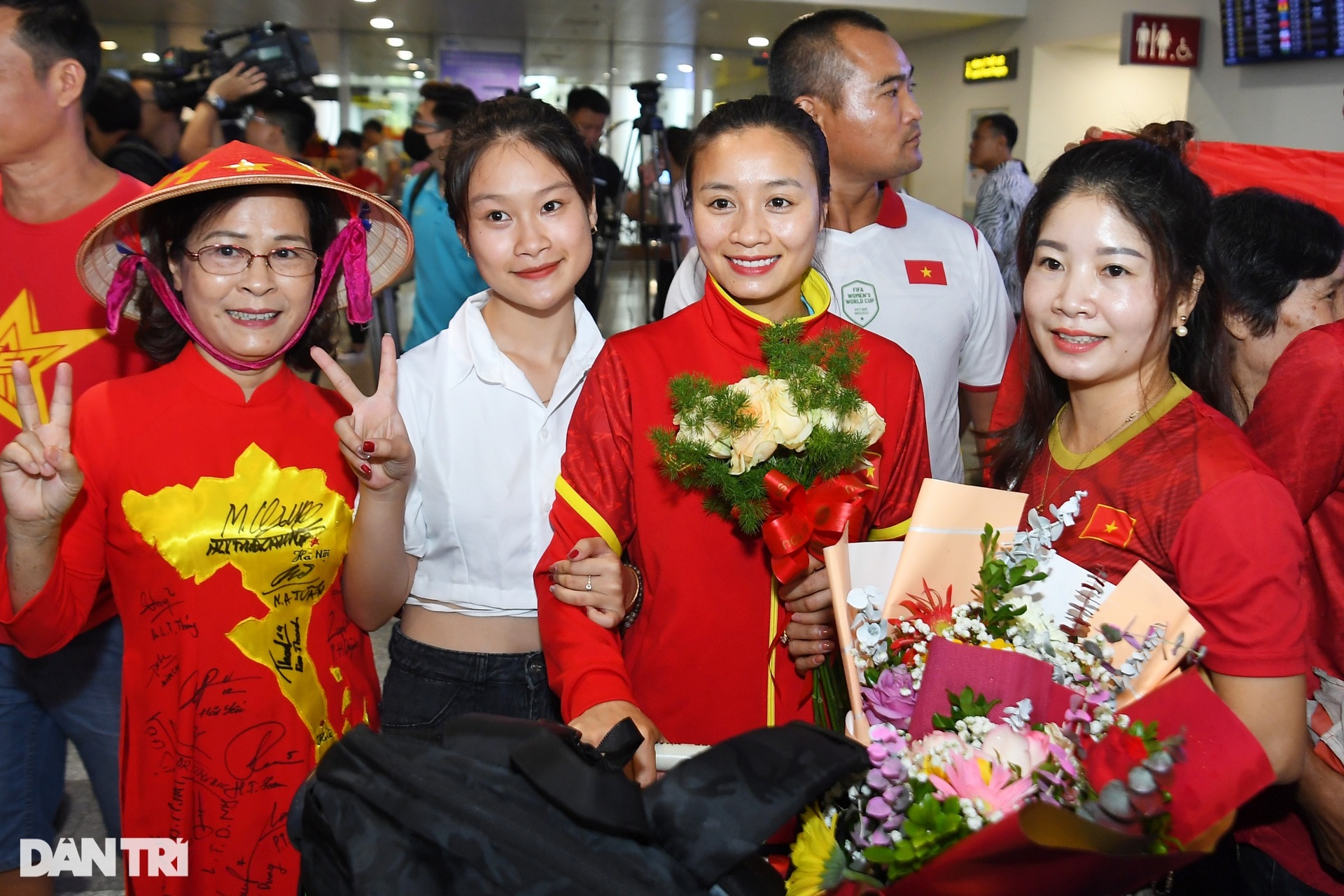 Tuyển nữ Việt Nam rạng rỡ ngày về nước, HLV Mai Đức Chung nhận quà đặc biệt - 12