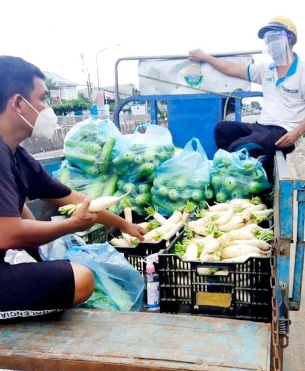 Vợ chồng đồng lòng nấu hàng ngàn suất cơm hỗ trợ người dân cách ly - 3 Vợ chồng đồng lòng nấu hàng ngàn suất cơm hỗ trợ người dân cách ly - 3