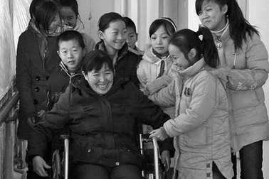 Cô giáo khuyết tật quyết không bỏ học trò