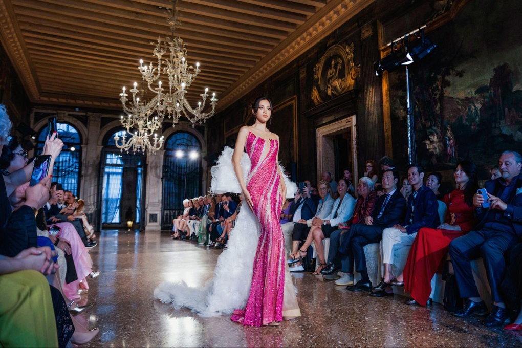 Tiểu Vy đẹp tựa nữ thần khi tham dự sự kiện thời trang tại Venice - 1 Tiểu Vy đẹp tựa nữ thần khi tham dự sự kiện thời trang tại Venice - 1