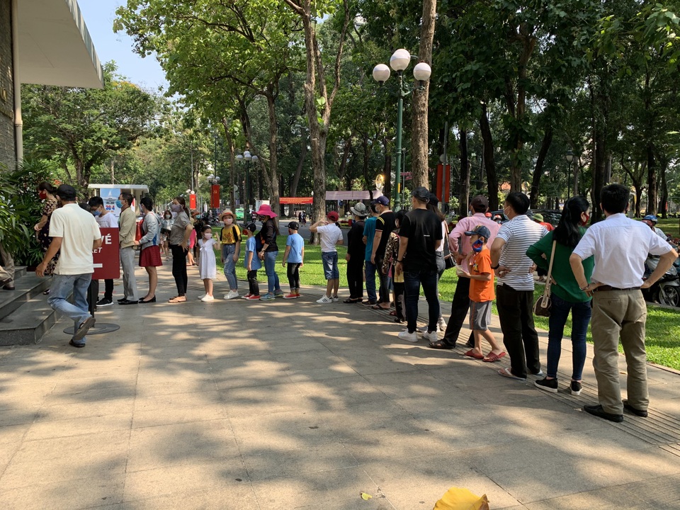 Đông đảo người dân xếp hàng tham quan Dinh Độc Lập - 2 Đông đảo người dân xếp hàng tham quan Dinh Độc Lập - 2