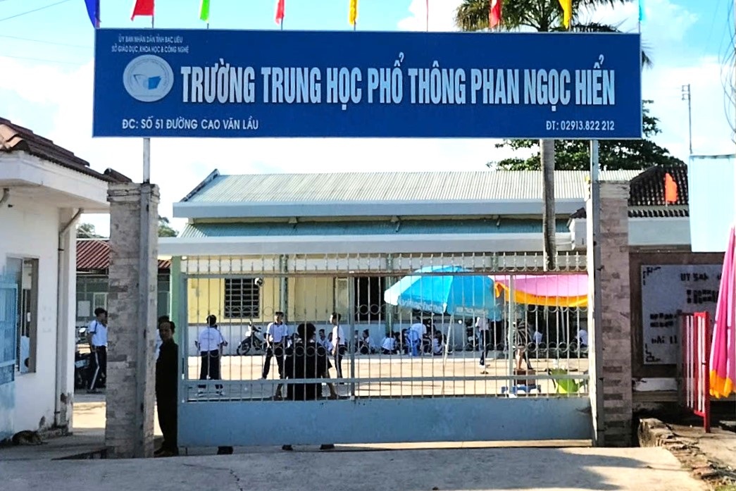 ผอ.โรงเรียนมัธยมถูกกล่าวหาว่าบริหารจัดการหละหลวมและเก็บเงินผิดกฎหมาย - 1 Hiệu trưởng trường THPT bị tố buông lỏng quản lý, thu tiền sai quy định - 1