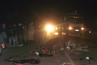 Xe máy đối đầu, 3 người chết tại chỗ