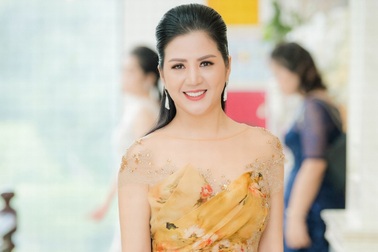 Đinh Hiền Anh lộng lẫy, ngày càng trẻ trung xinh đẹp