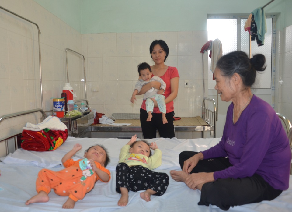 Đau nhói lòng cảnh người mẹ cùng lúc sinh 3 con bại não, le lói hy vọng! - 3 Đau nhói lòng cảnh người mẹ cùng lúc sinh 3 con bại não, le lói hy vọng! - 3