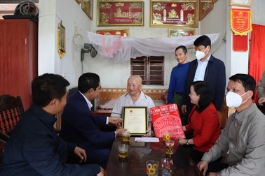 Ấm lòng những món quà Tết với gia đình chính sách, người nghèo