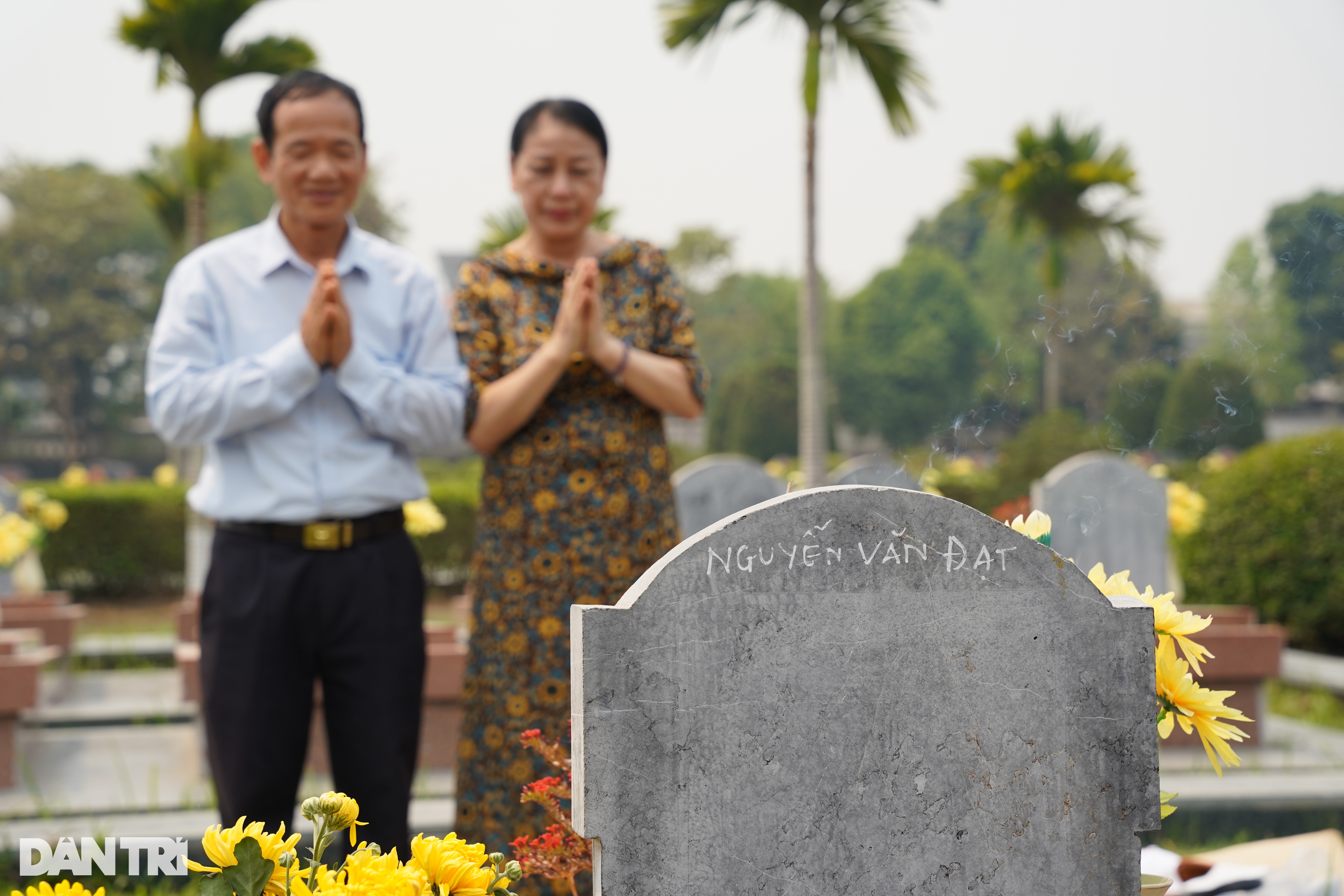 View - Nỗi ngậm ngùi giữa hàng bia mộ chưa xác định thông tin | Báo Dân trí