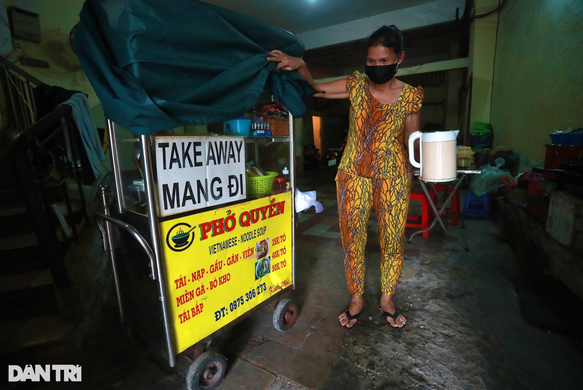 Quán bar, nhà hàng phố Tây Bùi Viện bất ngờ thành quầy bán rau củ, thịt cá - 14 Quán bar, nhà hàng phố Tây Bùi Viện bất ngờ thành quầy bán rau củ, thịt cá - 14