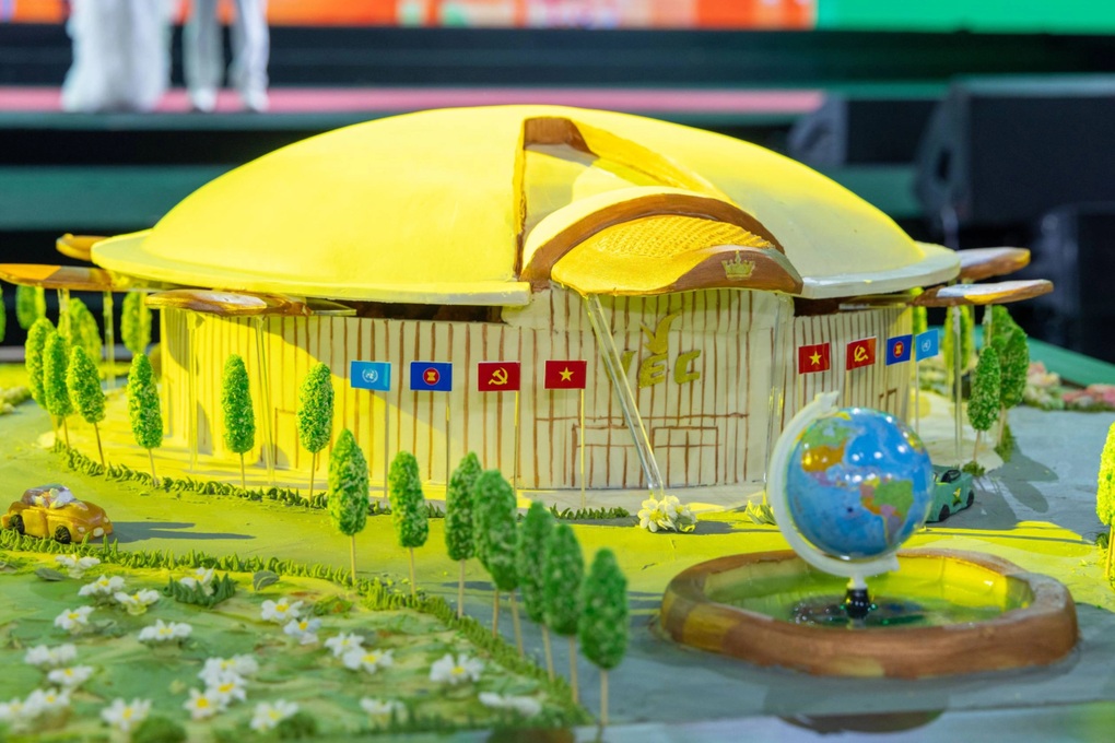 Mô hình Trung tâm Triển lãm Việt Nam làm từ 510kg xôi, đậu xác lập kỷ lục - 1 Mô hình Trung tâm Triển lãm Việt Nam làm từ 510kg xôi, đậu xác lập kỷ lục - 1