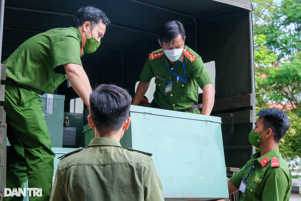 Xe đặc chủng cảnh sát áp tải đề thi đến 25 điểm thi tốt nghiệp THPT - 2 Xe đặc chủng cảnh sát áp tải đề thi đến 25 điểm thi tốt nghiệp THPT - 2