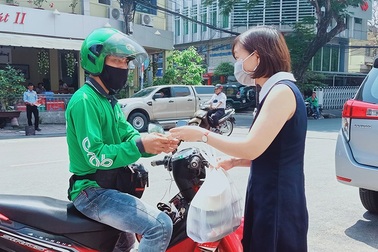 Shipper kiếm tiền triệu mỗi ngày nhờ giao hàng "mùa dịch"