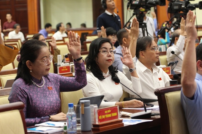 Đại biểu HĐND TPHCM đã biểu quyết thông qua nghị quyết về mức thu nhập chuyên gia, nhà khoa học, người có tài năng đặc biệt. (Ảnh: Thành Nhân).