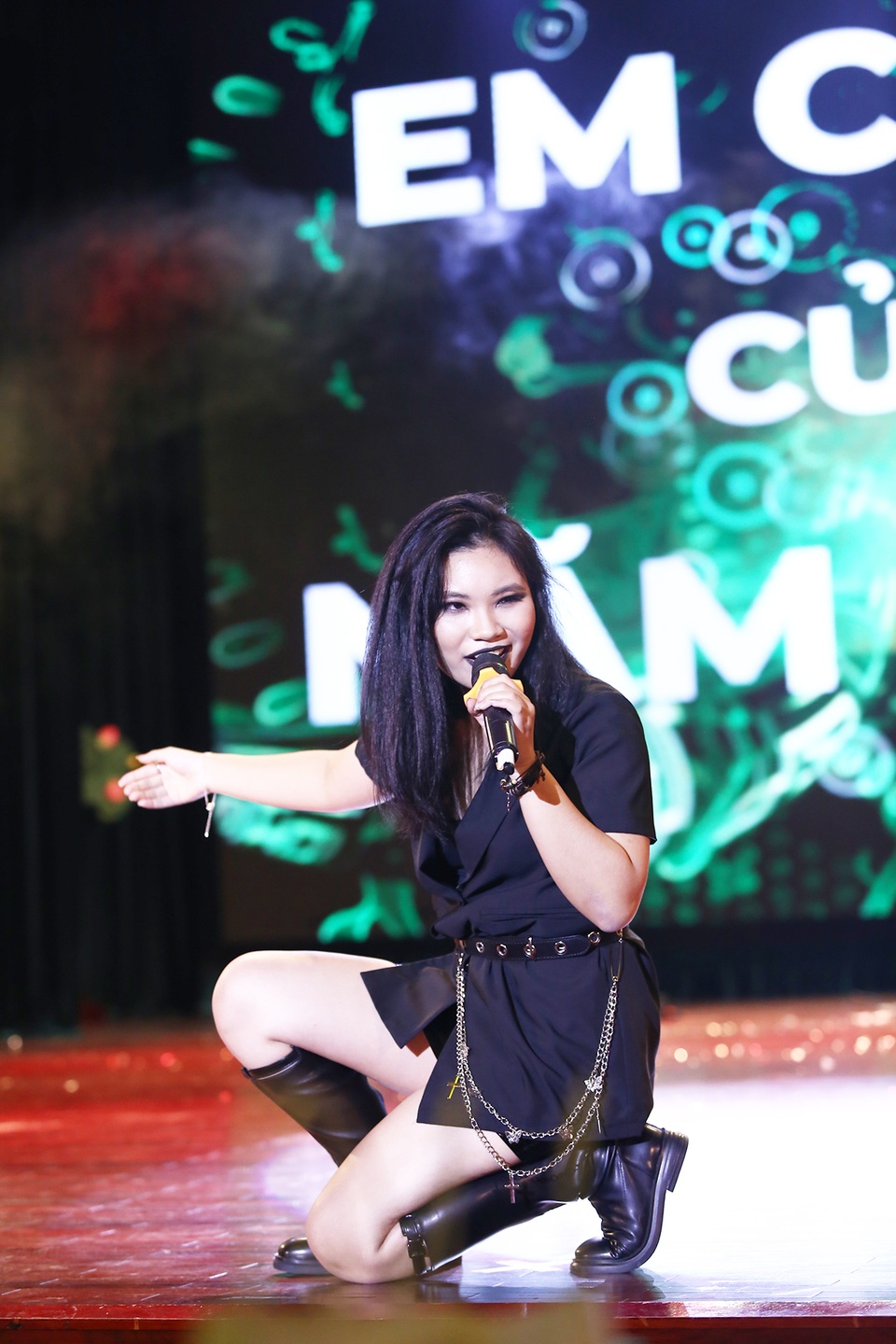 Học sinh kể chuyện tình “Tiên hắc ám”, giành Á quân cuộc thi văn nghệ - 12 Học sinh kể chuyện tình “Tiên hắc ám”, giành Á quân cuộc thi văn nghệ - 12