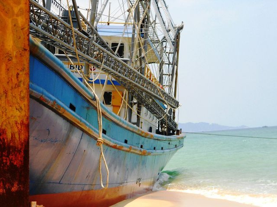 Tàu cá cùng 13 ngư dân mắc cạn trên rặng san hô ở Trường Sa - 1 Tàu cá cùng 13 ngư dân mắc cạn trên rặng san hô ở Trường Sa - 1
