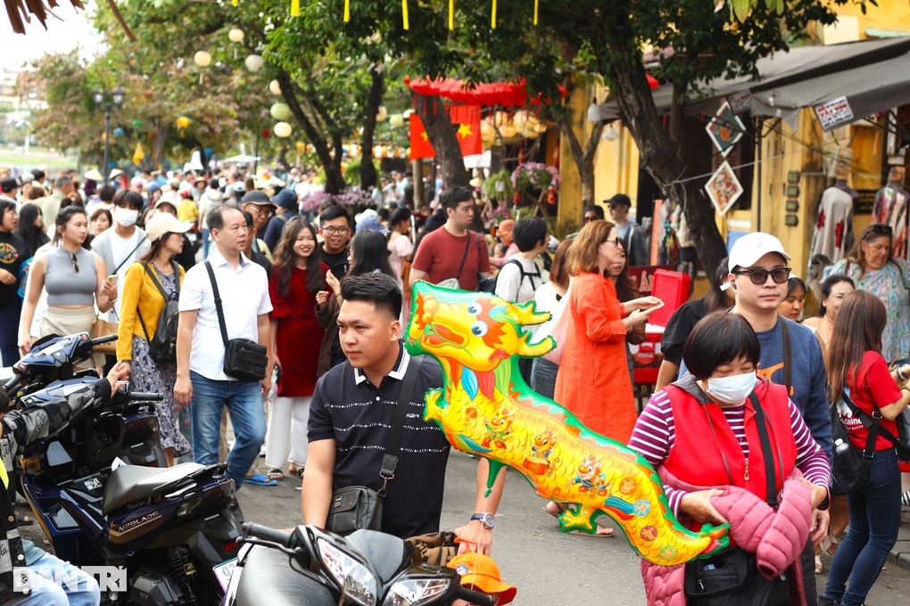 Du khách xúng xính váy áo check-in phố cổ Hội An ngày Tết - 1