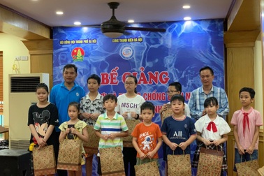 93 em nhỏ tại Hà Nội được cấp giấy chứng nhận hoàn thành khóa học bơi