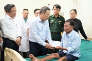 Thăm hỏi 32 ngư dân gặp nạn trên biển được cứu hộ trở về đất liền an toàn
