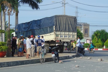 Tài xế ngủ gật, xe tải “leo” vòng xoay tượng đài chiến thắng
