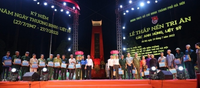 Tặng quà tri ân người có công với cách mạng
