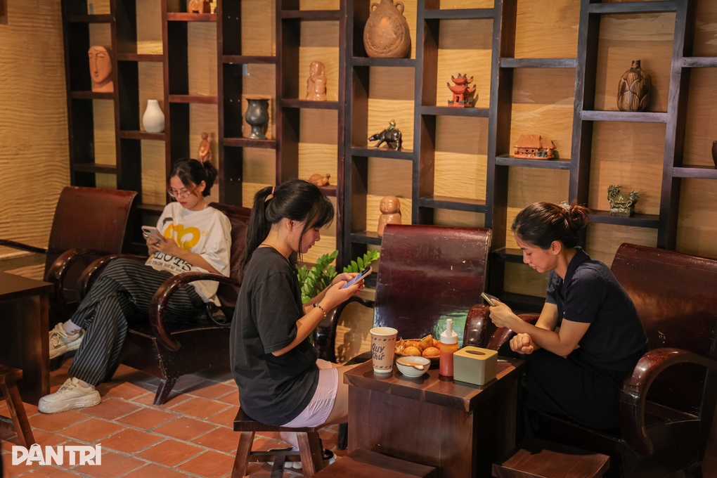 Hà Nội: Quán bánh rán phong cách quý tộc khách như xuyên không về quá khứ - 3 Hà Nội: Quán bánh rán phong cách quý tộc khách như xuyên không về quá khứ - 3