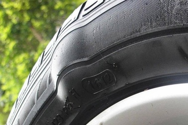 Lốp "chửa" có thể gây nguy hiểm đến tính mạng nếu không kịp thời khắc phục