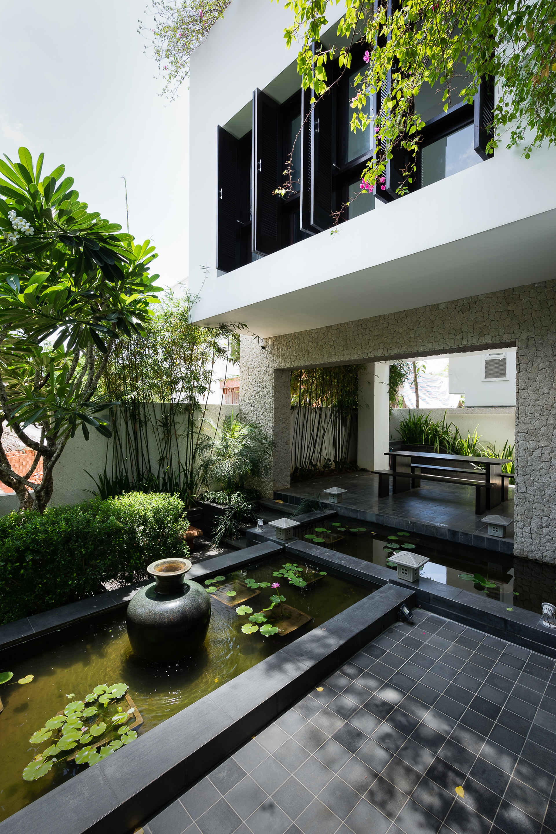 Căn nhà kiểu Huế trầm mặc, tĩnh lặng giữa lòng TPHCM tấp nập - 7 Căn nhà kiểu Huế trầm mặc, tĩnh lặng giữa lòng TPHCM tấp nập - 7