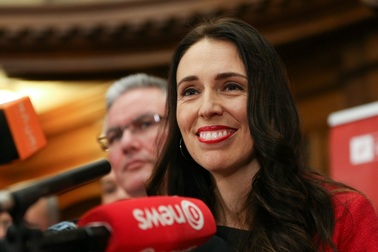 Nữ thủ tướng trẻ nhất thế giới tặng huy hiệu APEC làm quà giáng sinh đặc biệt