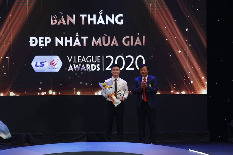 Văn Quyết đoạt giải Cầu thủ xuất sắc nhất V-League 2020 - 3 Văn Quyết đoạt giải Cầu thủ xuất sắc nhất V-League 2020 - 3