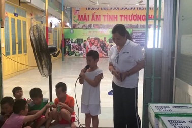 Các bé tại mái ấm Hồng Quang