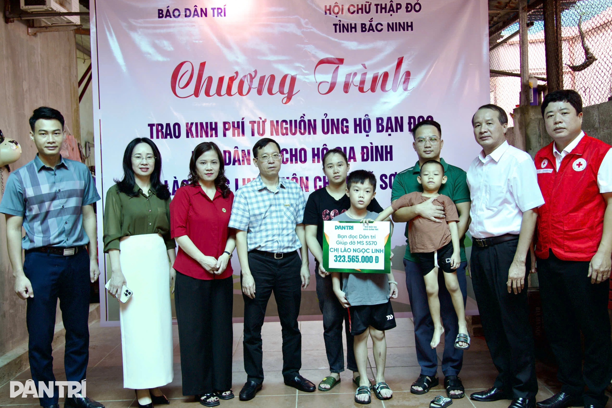 Trao hơn 323 triệu đồng bạn đọc giúp đỡ bé trai mắc bệnh tan máu bẩm sinh - 2 Trao hơn 323 triệu đồng bạn đọc giúp đỡ bé trai mắc bệnh tan máu bẩm sinh - 2
