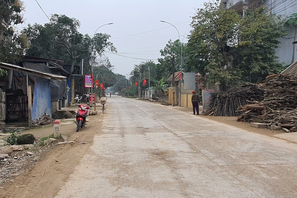 Dân chặn đoàn xe chở đất thi công cao tốc Bắc - Nam - 2 Dân chặn đoàn xe chở đất thi công cao tốc Bắc - Nam - 2