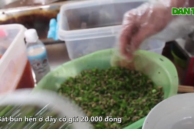 Quán bún hến 30 năm tuổi ở ngoại thành, ngày bán 2 tạ hến, 1 tạ bún