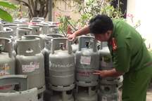 Sang chiết gas lậu ngay trong bãi đậu xe