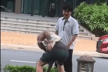 Tài xế taxi Vinasun "hung hăng" khi bị du khách nước ngoài nhắc nhở vứt rác