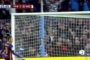 Suarez mở tỷ số 1-0 cho Barca trước Valencia