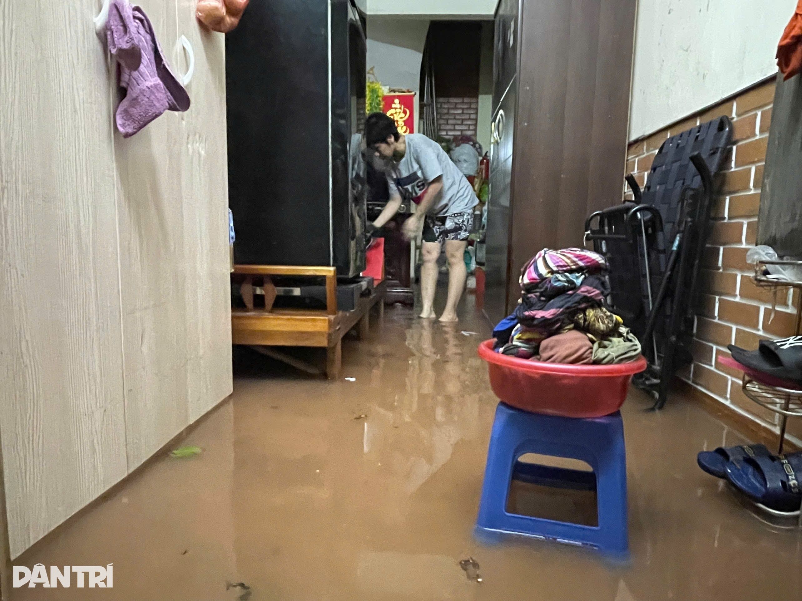 Fugindo de enchente no centro de Hanói, pessoas acendem velas, constroem sacos de areia e retiram água - 3 Chạy lũ giữa trung tâm Hà Nội, người dân thắp nến đắp bao cát, tát nước - 3