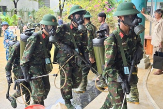Binh chủng hóa học tiêu độc cho bệnh viện sau lũ lịch sử tại Đà Nẵng