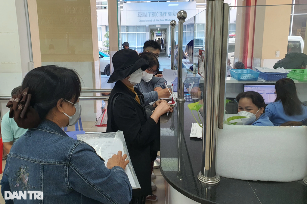 Vào bệnh viện ở TPHCM bán thuốc lậu: Có bác sĩ tiếp tay vì lòng tham? - 3 Vào bệnh viện ở TPHCM bán thuốc lậu: Có bác sĩ tiếp tay vì lòng tham? - 3