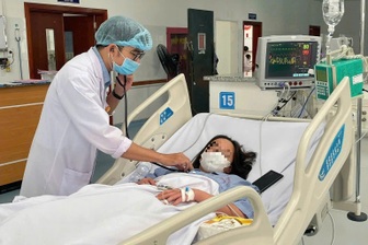 Cô gái 19 tuổi ba lần sốc nặng, suýt qua đời vì sốt xuất huyết