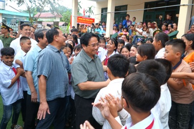 Đoàn lãnh đạo tháp tùng Thủ tướng nhường ghế cho học sinh và người dân ngồi