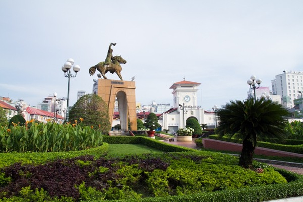 TPHCM sẽ làm mới tượng đài vua Lê Lợi và Trần Nguyên Hãn - 1 TPHCM sẽ làm mới tượng đài vua Lê Lợi và Trần Nguyên Hãn - 1