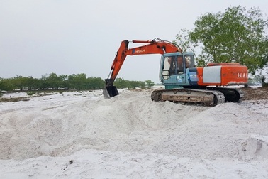 Chưa được cấp phép vẫn ngang nhiên huy động cả máy xúc, xe tải đào cát