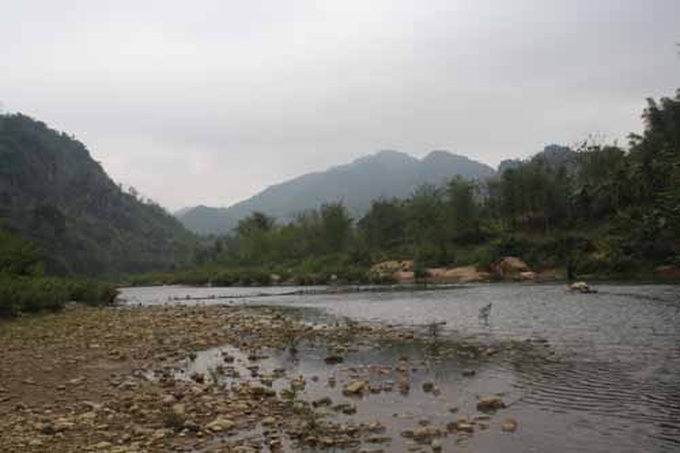 Những “rái cá” mưu sinh trên sông Lò