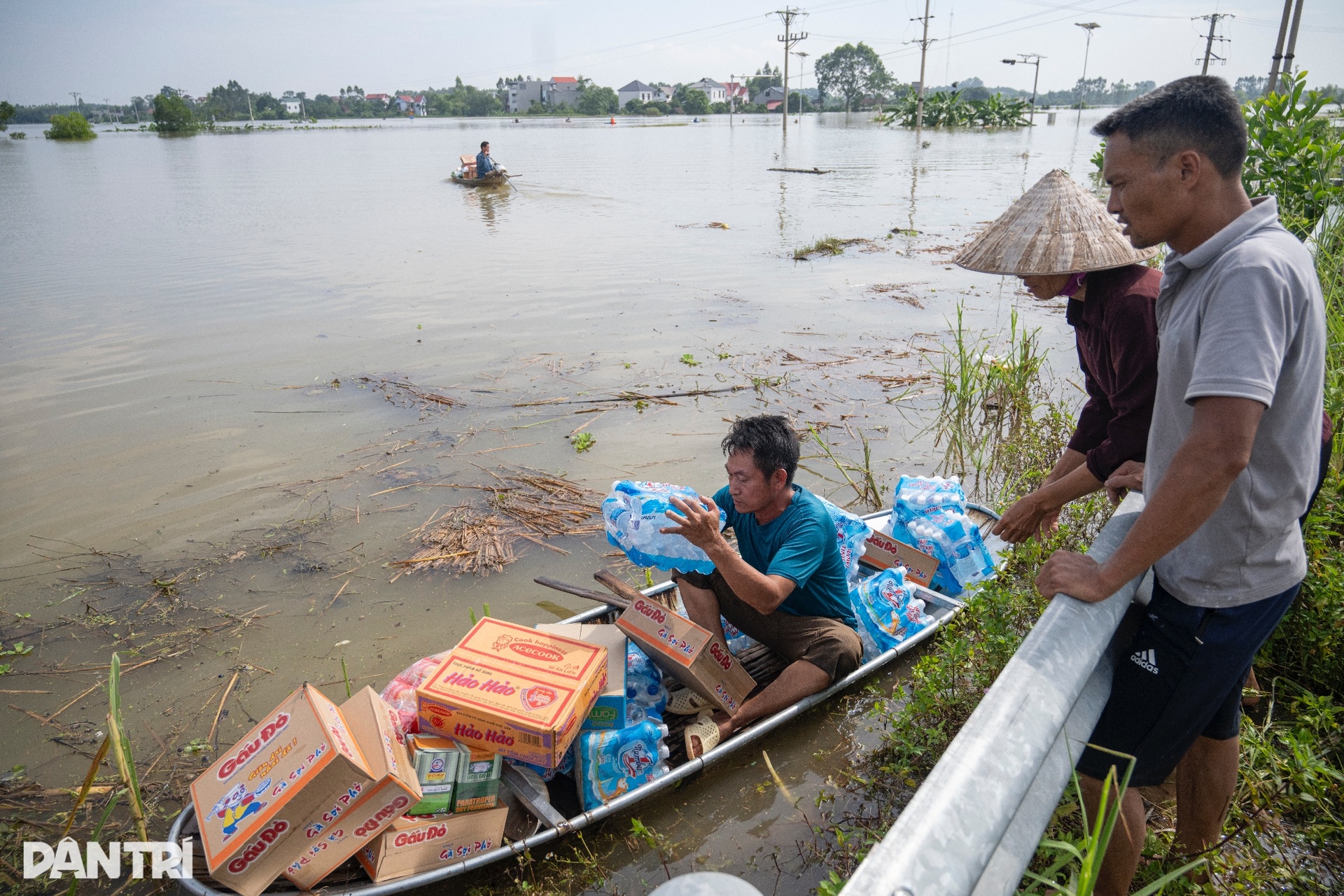 Khung cảnh xót xa với những mái nhà chìm sâu dưới dòng nước lũ - 15