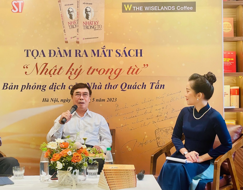 Ra mắt bản dịch Nhật ký trong tù nhiều bài thơ lục bát nhất của Quách Tấn - 2 Ra mắt bản dịch Nhật ký trong tù nhiều bài thơ lục bát nhất của Quách Tấn - 2