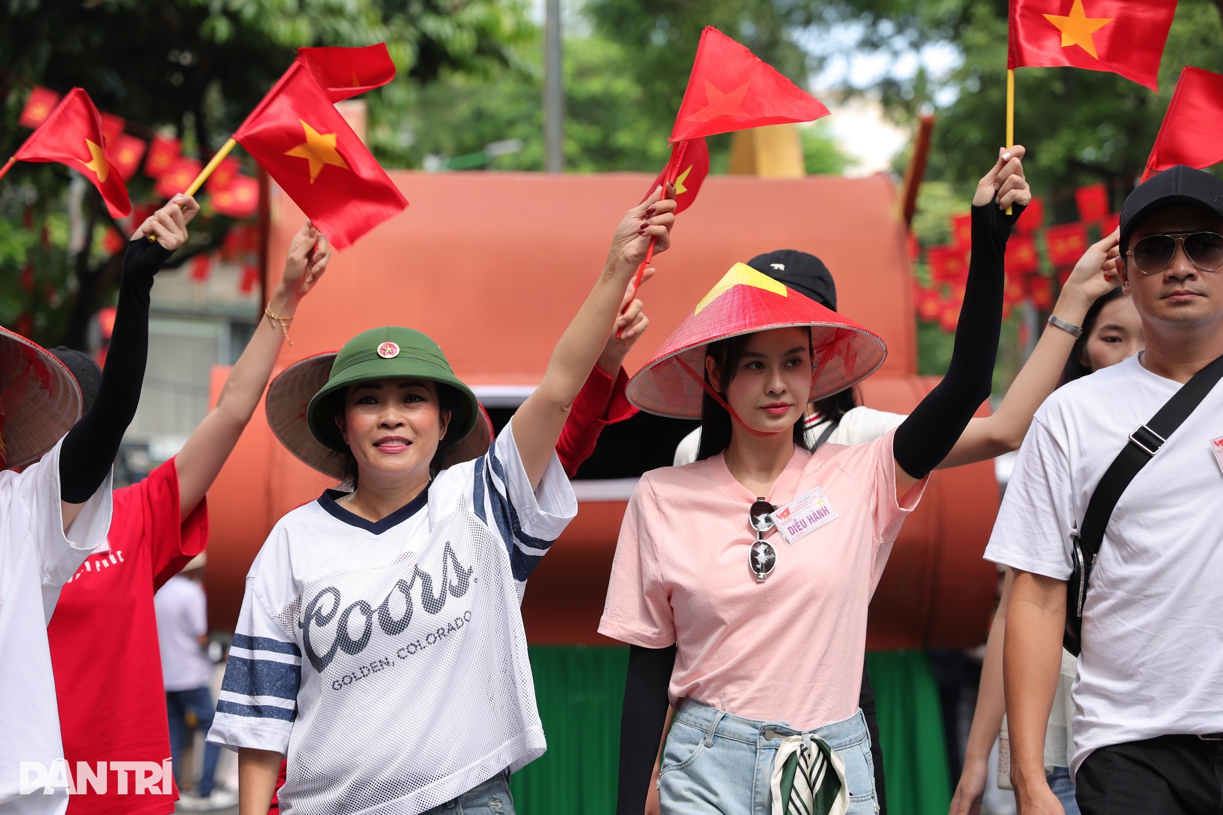 Lâm Vỹ Dạ để chồng ở nhà chăm con, ra Hà Nội tham gia diễu hành A80 - 9